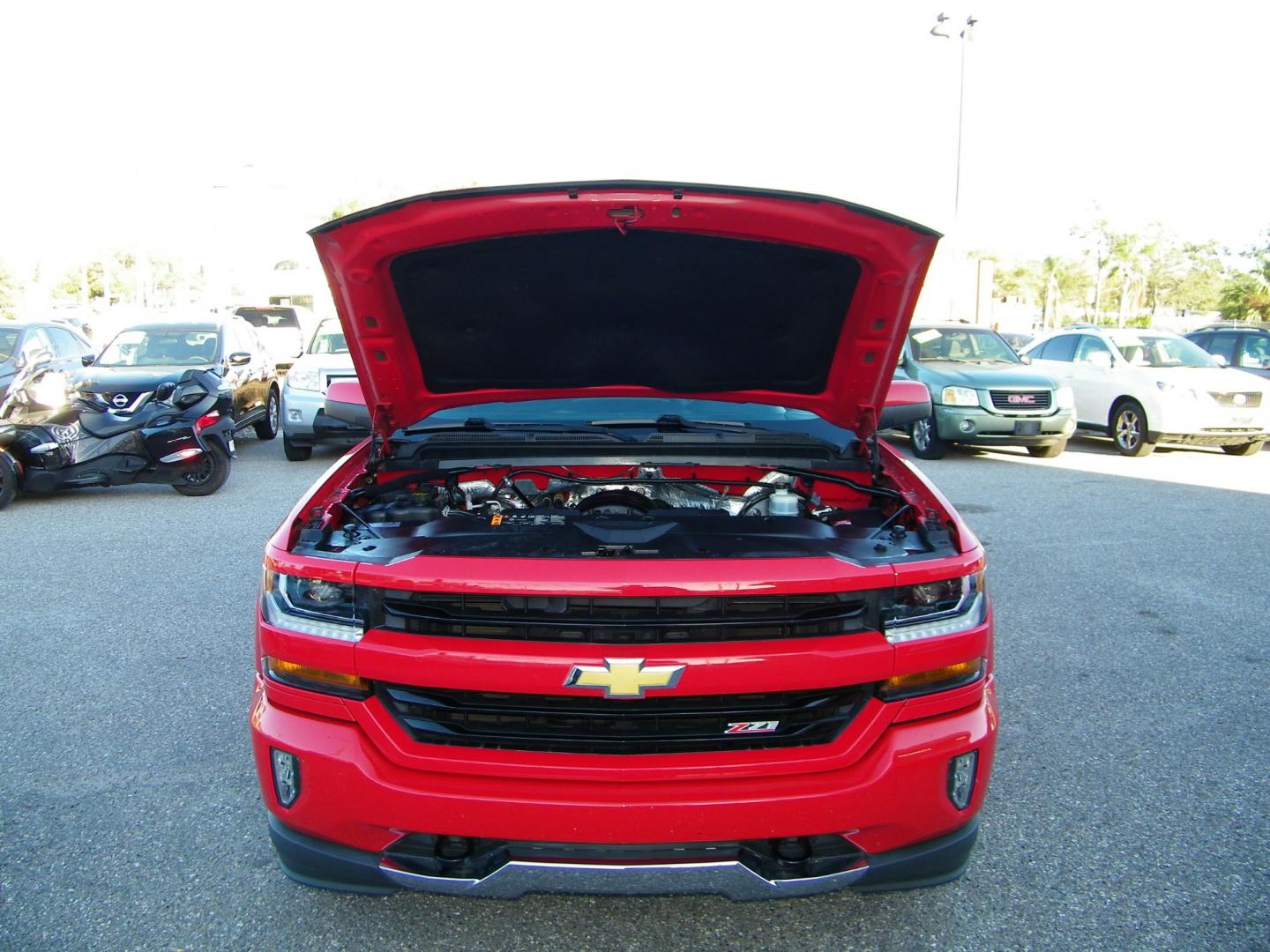 2018 Red /Black Chevrolet Silverado 1500 LT Z71 (3GCUKREC8JG) with an 5.3 V8 engine, Automatic transmission, located at 4000 Bee Ridge Road, Sarasota, FL, 34233, (941) 926-0300, 27.298664, -82.489151 - Photo#6